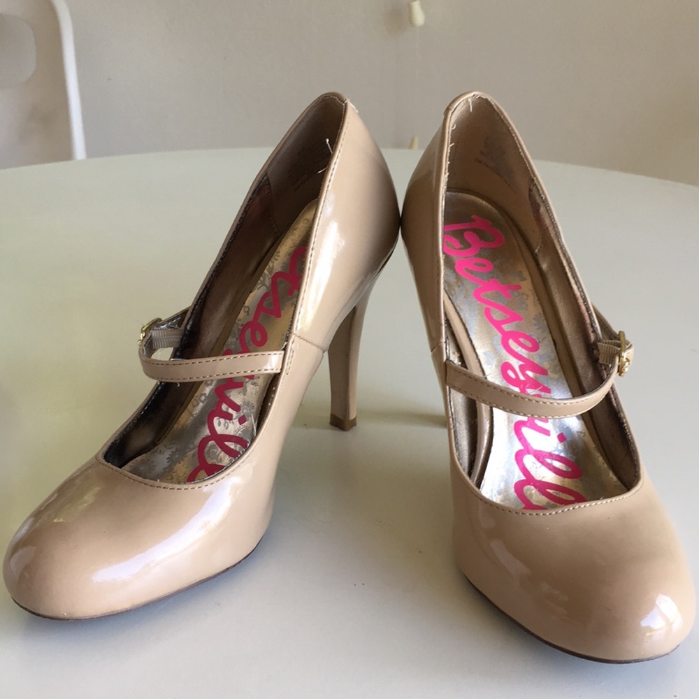 Nude pumps